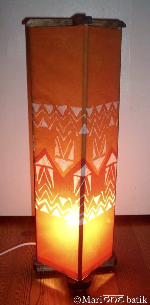 batik-lampe beleuchtet